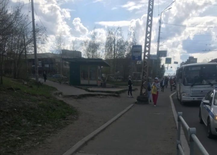 В Петрозаводске молодой человек на самокате сбил женщину и уехал