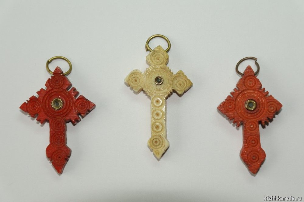 В музее «Кижи» разгадывают секреты новых экспонатов — трех нательных крестов