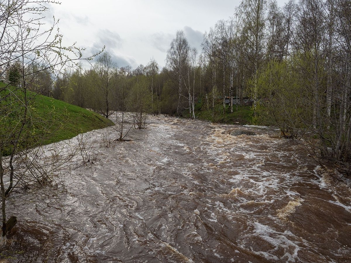 Новый мост на улице Кирова в Петрозаводске разрушается из-за наводнения