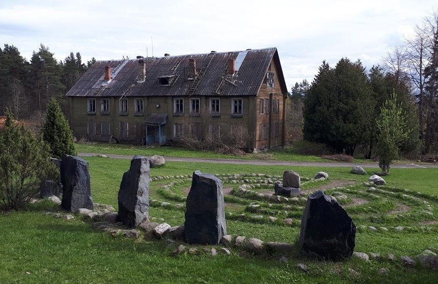 В Ботаническом саду ПетрГУ не могут снести аварийный дом