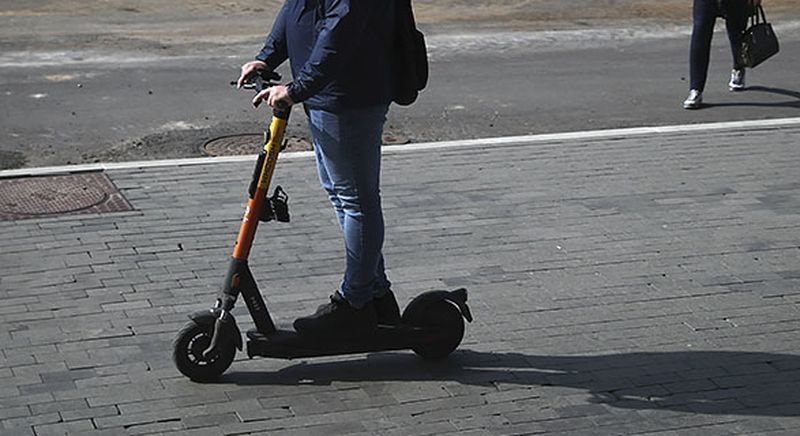 В России ограничат скорость электросамокатов и гироскутеров