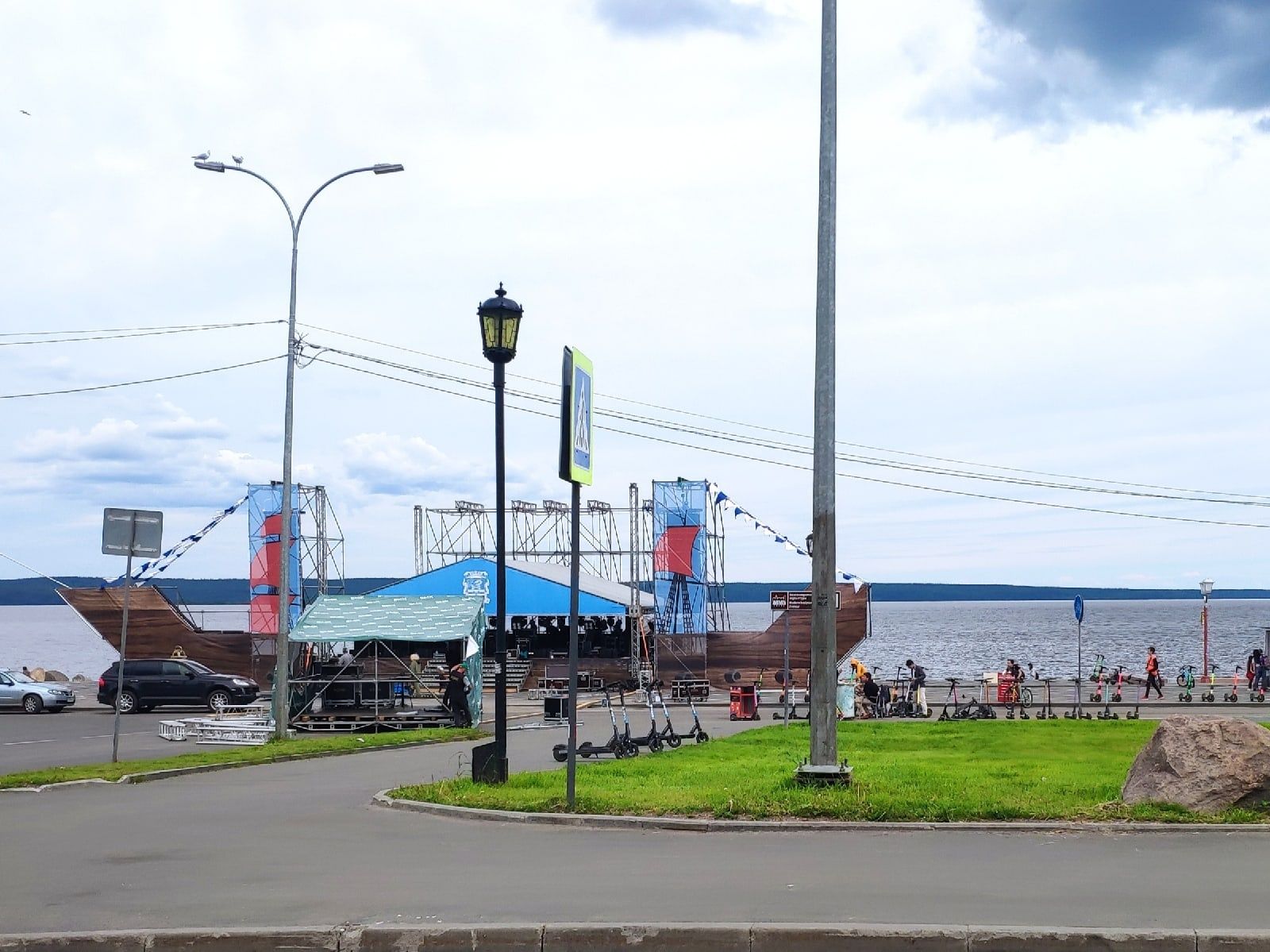 Сцену в виде большого корабля устанавливают на набережной Петрозаводска