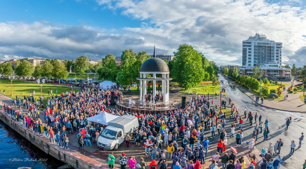 Артисты Музыкального театра выступили для горожан на набережной Петрозаводска