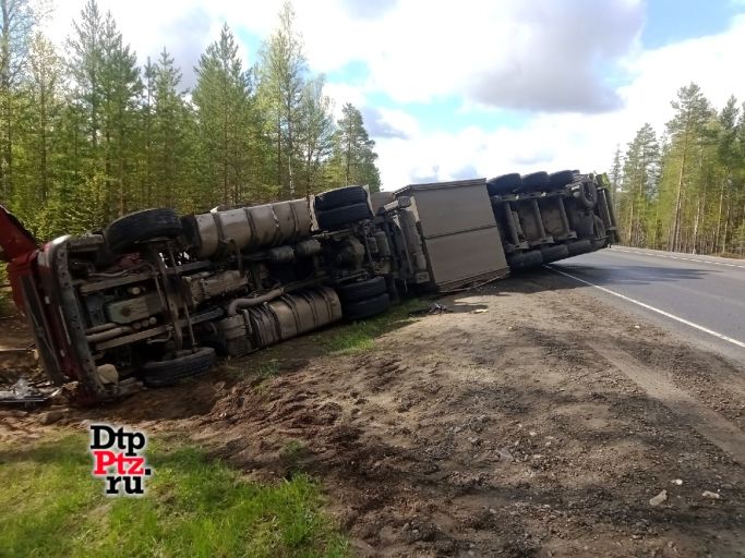 На трассе в Карелии ночью перевернулась фура