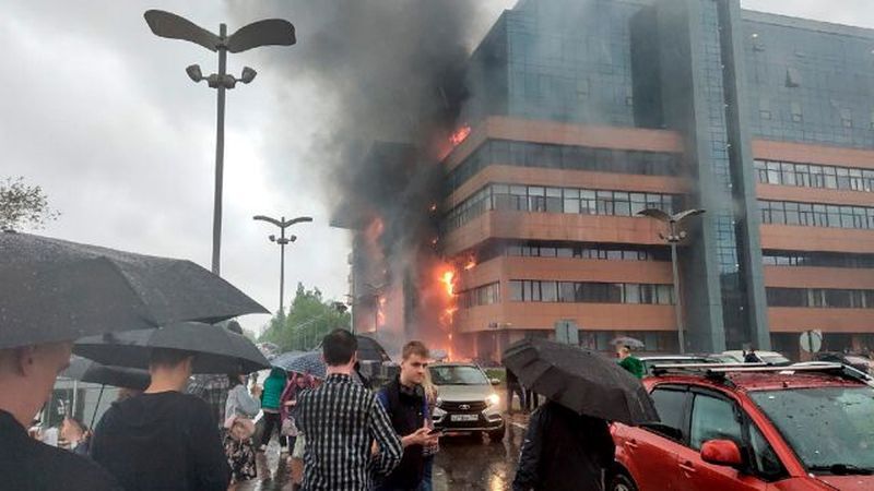 В Москве горит крупный бизнес-центр. Есть пострадавшие и запертые в здании люди