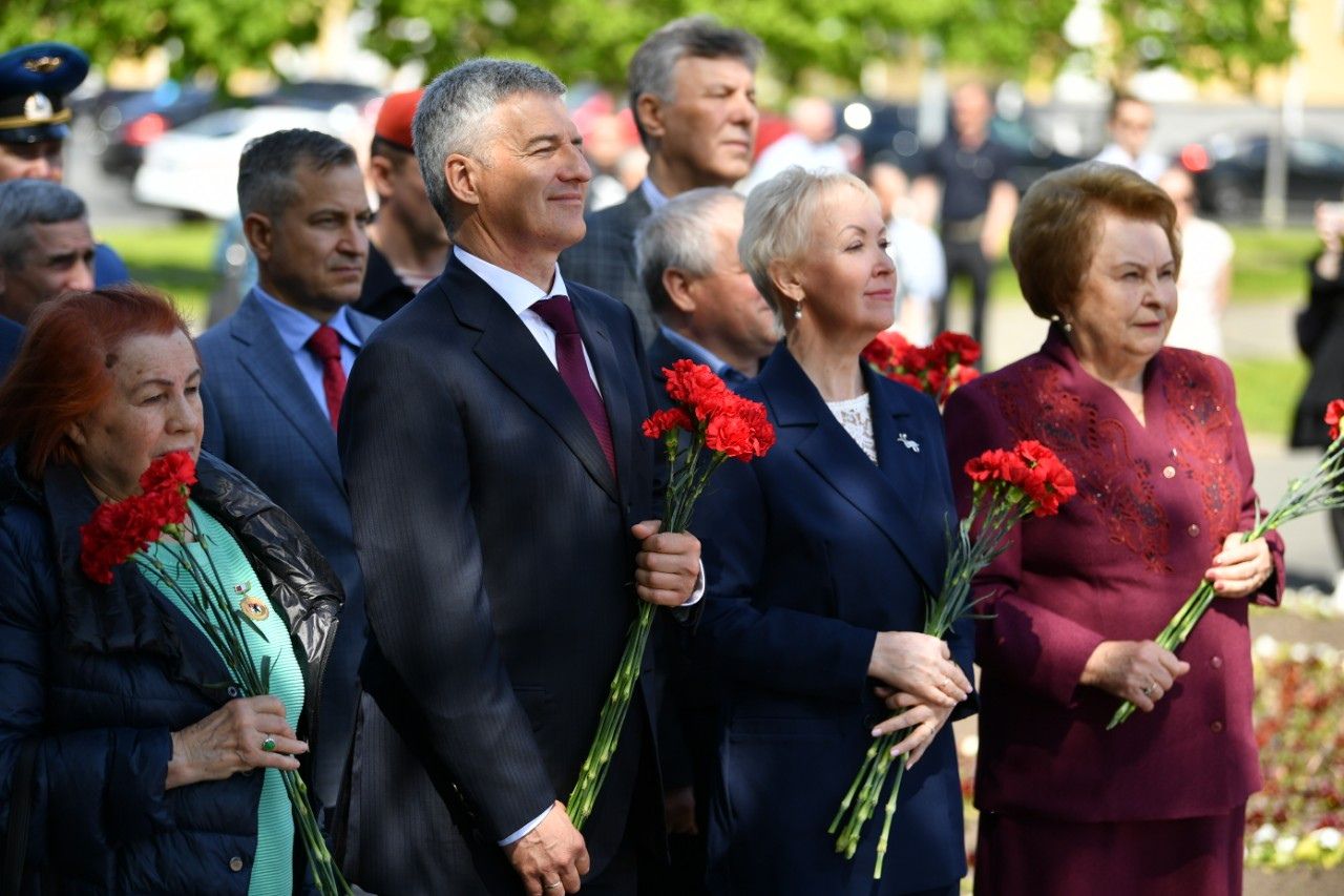 В День республики петрозаводчане возложили цветы к Вечному Огню