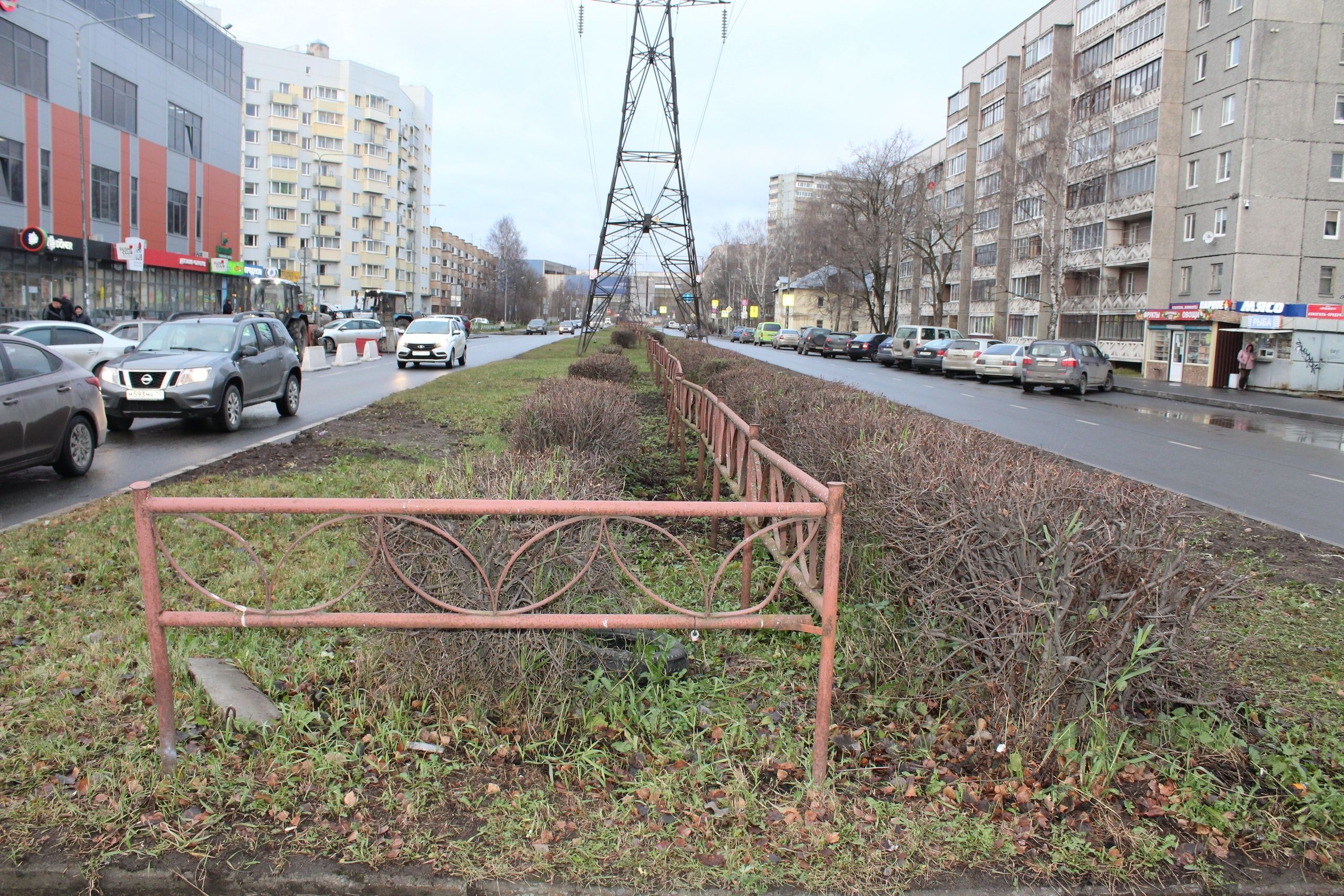 В Петрозаводске демонтируют ограждения на Октябрьском проспекте