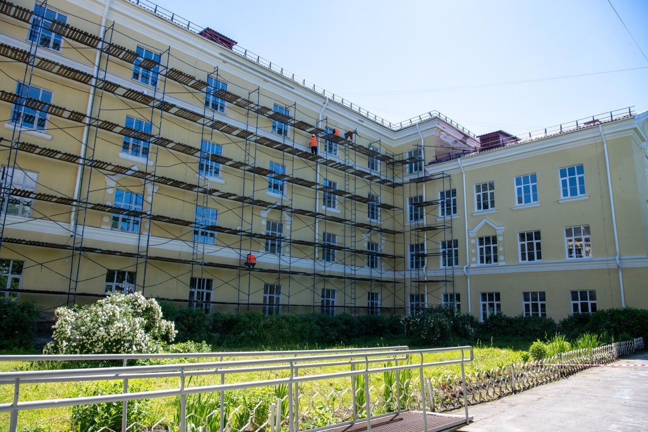 Глава Карелии проверил ход ремонтных работ в школах Петрозаводска