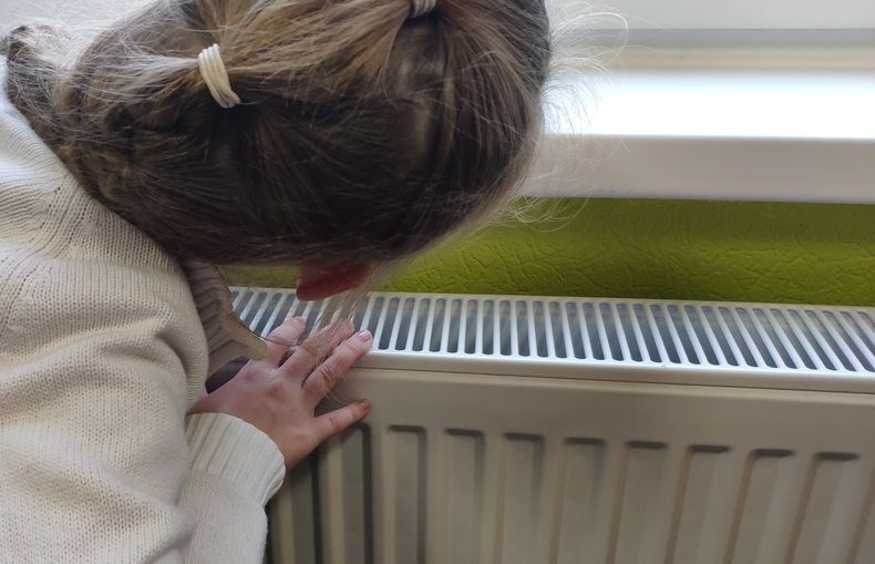 Коммунальщики оплатили пудожанке ремонт после разрыва батареи