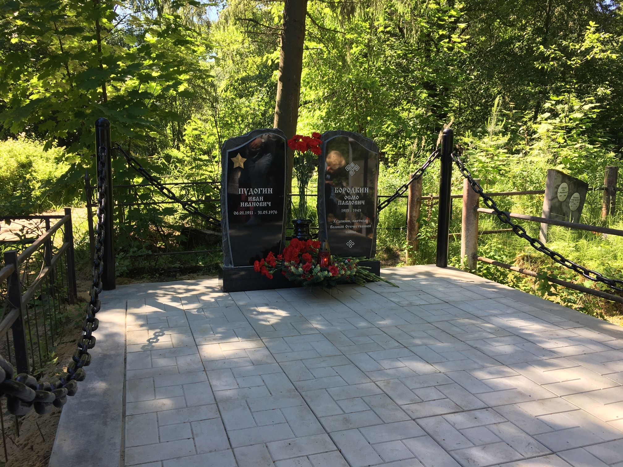 В Петрозаводске благоустроили захоронение первого иллюстратора «Калевалы» В Петрозаводске благоустроили захоронение первого иллюстратора «Калевалы»