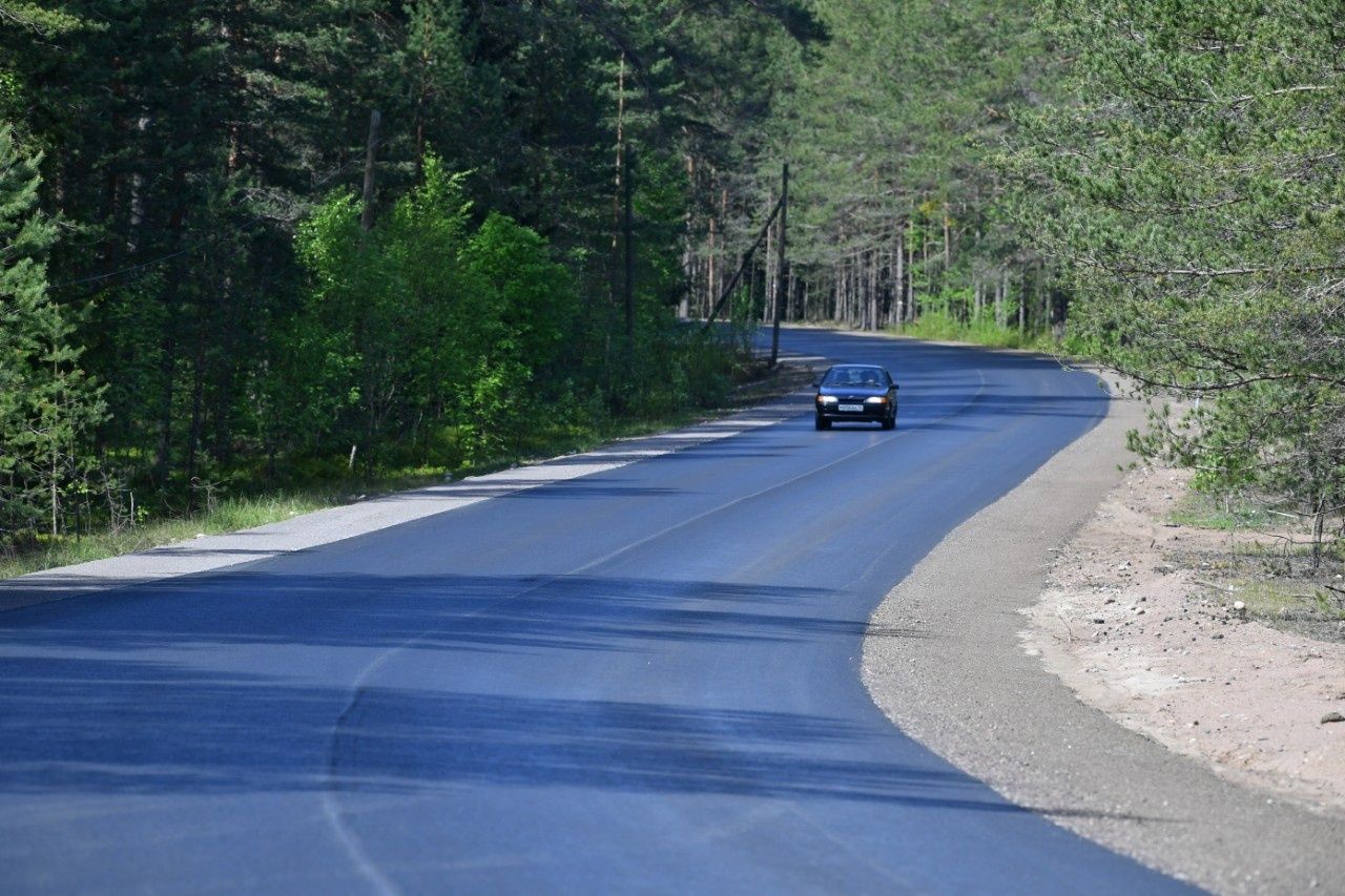 В Карелии построили уникальную трассу, мелкие трещины на которой должны затягиваться сами