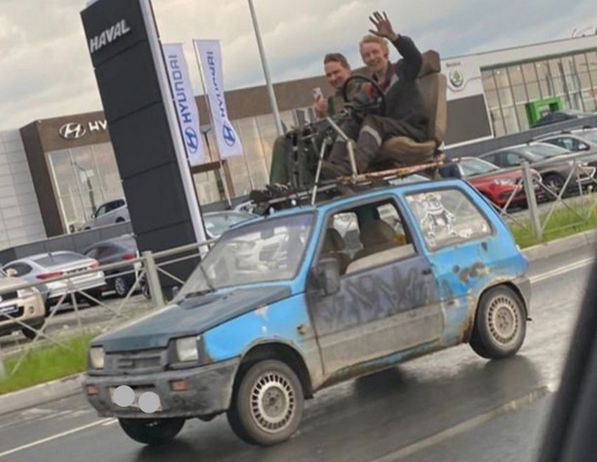 В Петрозаводске оштрафовали водителя, который катал пассажиров на крыше