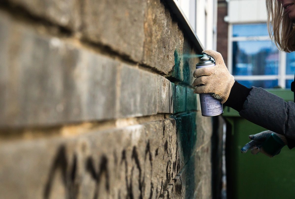 Уличного «художника» оштрафовали на 16 тысяч рублей