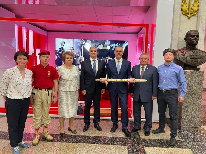 Уральские мастера изготовили вручную для Петрозаводска Меч Победы Уральские мастера изготовили вручную для Петрозаводска Меч Победы