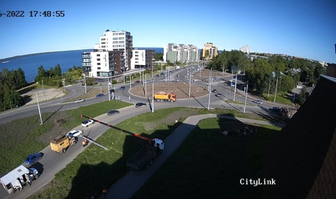 В Петрозаводске самосвал оборвал провода и повалил опору контактной сети