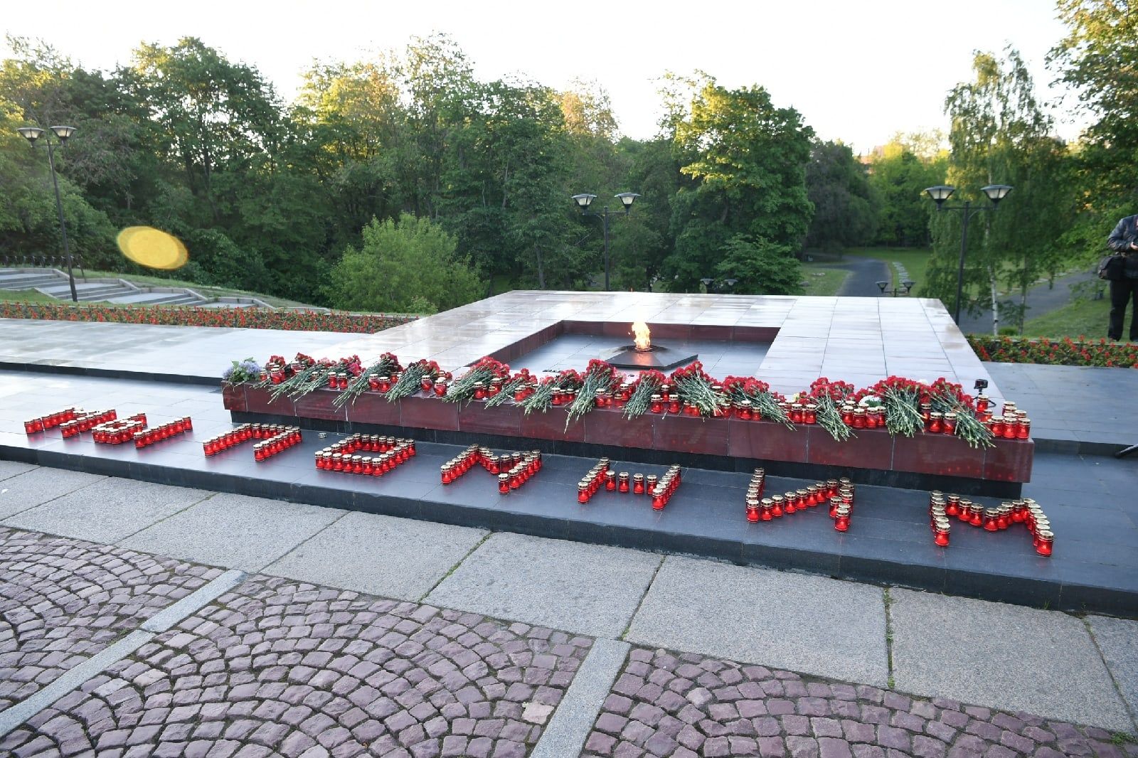 Свечи памяти зажглись у Вечного огня в Петрозаводске Свечи памяти зажглись у Вечного огня в Петрозаводске