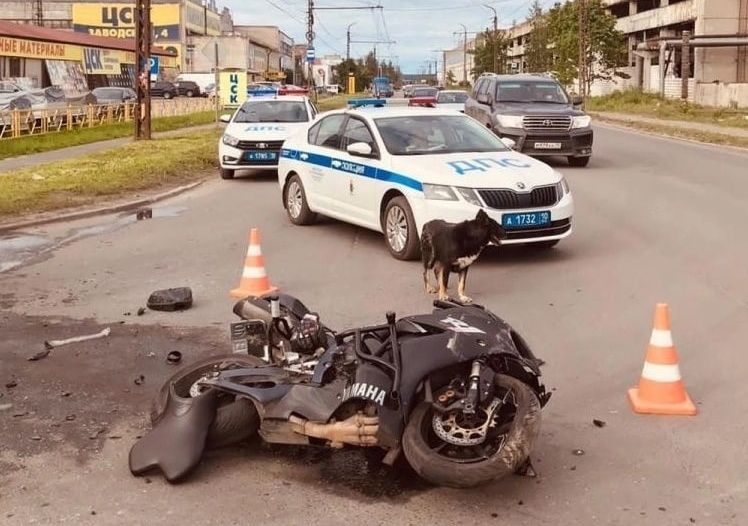 В Петрозаводске молодая женщина на мотоцикле получила множественные травмы в ДТП