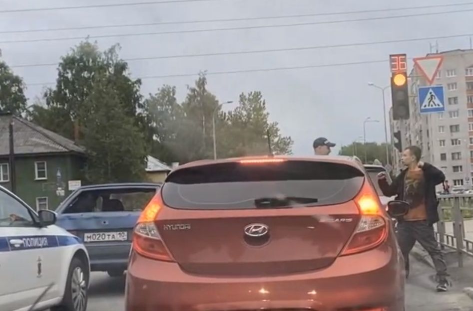 В Петрозаводске нетрезвый водитель без прав попытался устроить драку с автоинспекторами