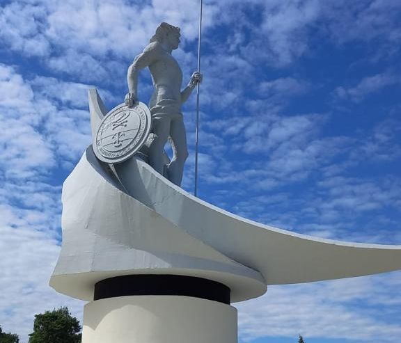 Петрозаводская компания безвозмездно отремонтировала часть набережной и памятник