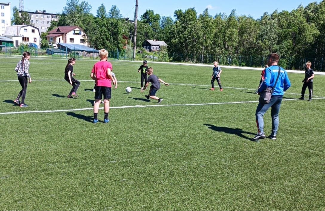 Футболисты Кемской спортивной школы получили мячи и бутсы