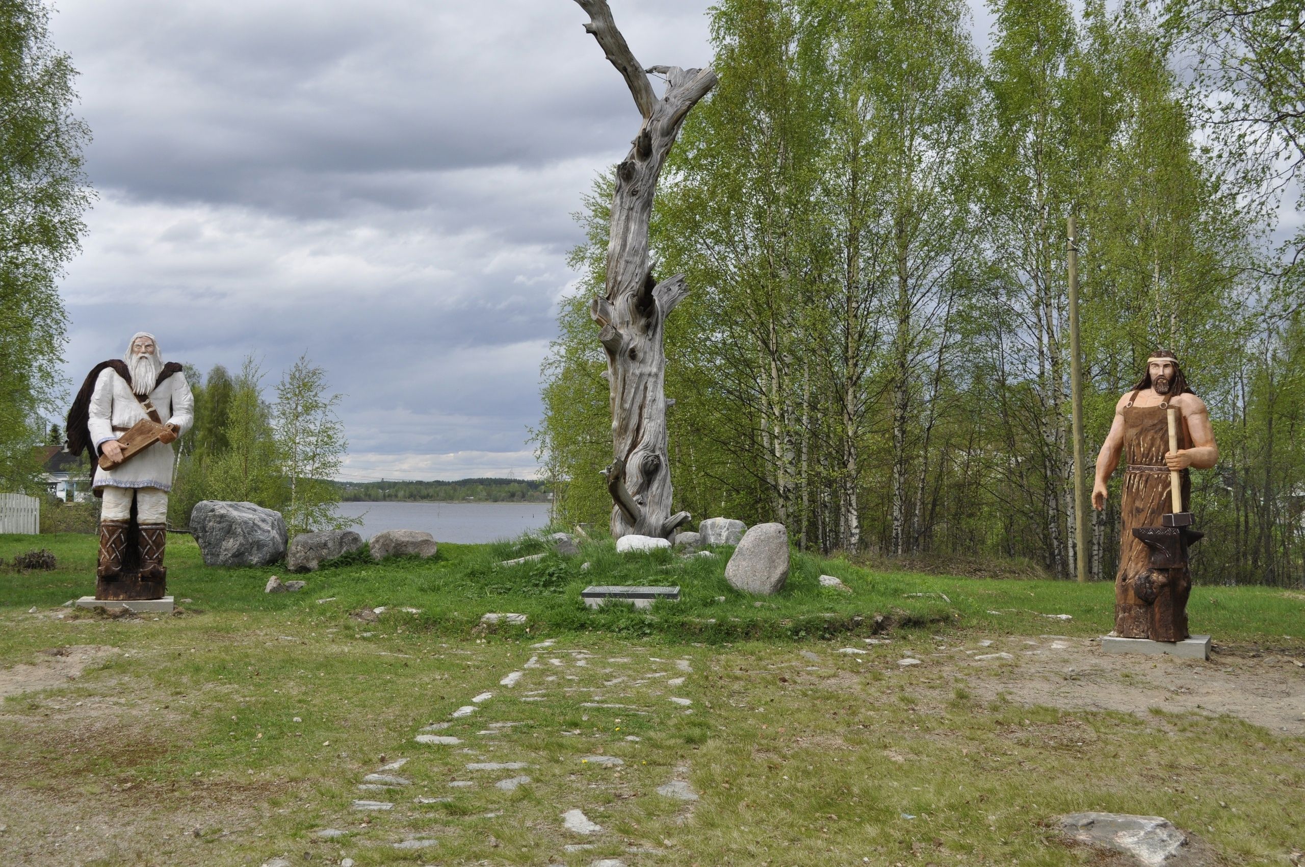 У сосны Лённрота появились скульптуры героев эпоса «Калевала»