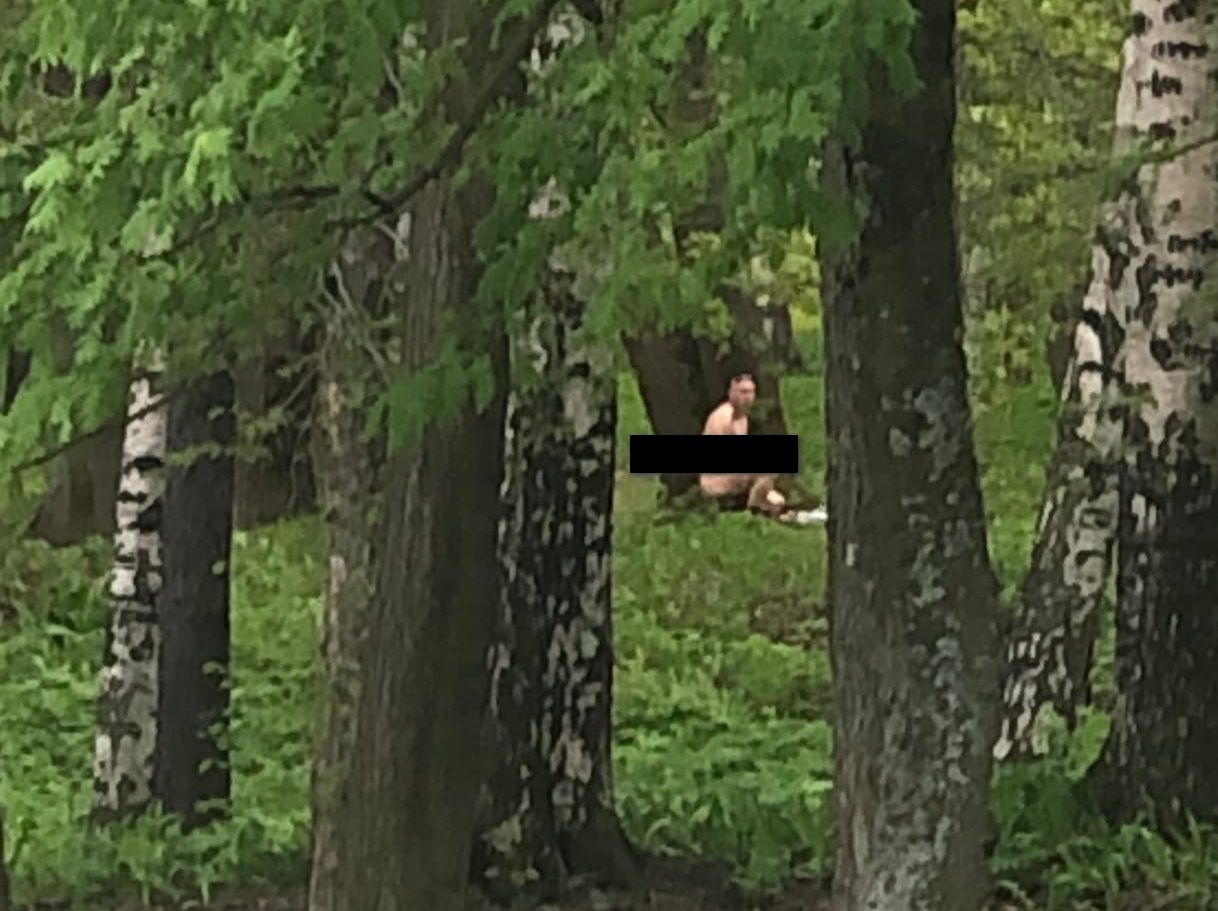 По петрозаводскому парку культуры и отдыха гуляет обнаженный мужчина