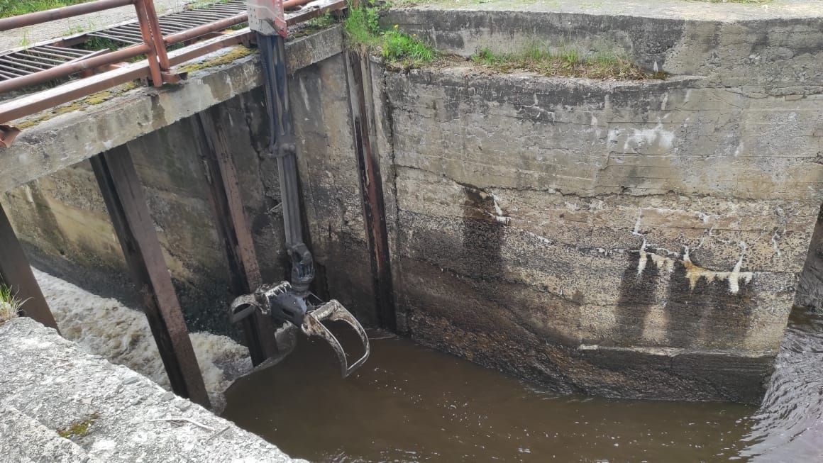 Лобановская плотина в Петрозаводске забилась мусором