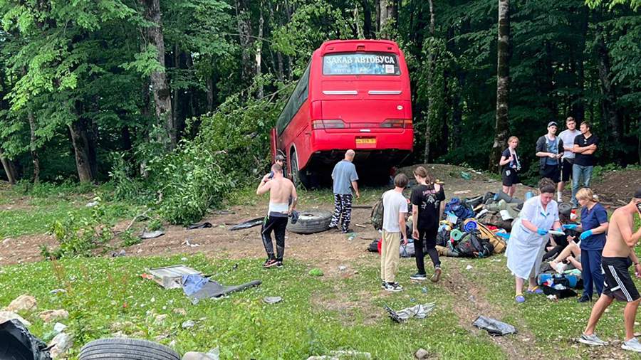 Туристический автобус со студентами в Краснодарском крае сорвался в кювет из-за отказа тормозов