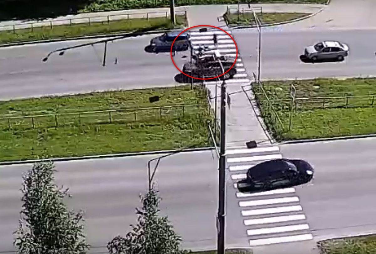В Петрозаводске водитель сбил коляску с ребенком на пешеходном переходе и уехал