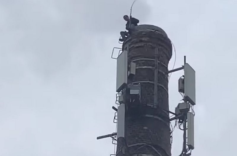 В Петрозаводске мужчина забрался на трубу бывшей котельной