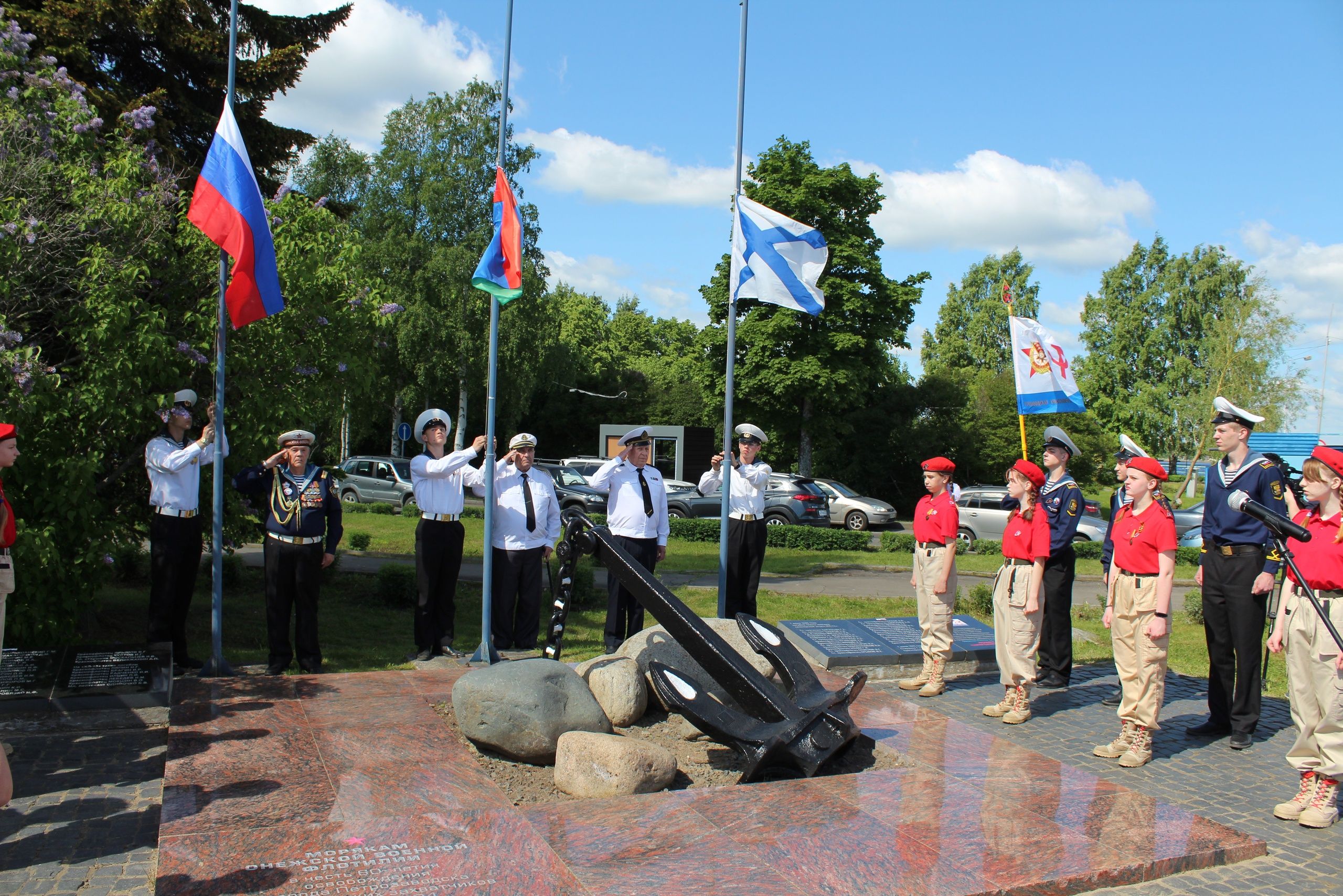 Петрозаводчане возложили цветы к мемориальным комплексам