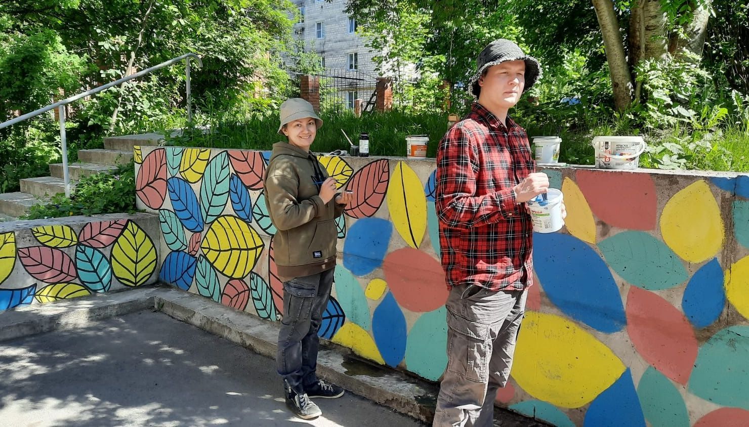 Петрозаводчанка решила украсить унылую стену в своем дворе, жильцы поддержали