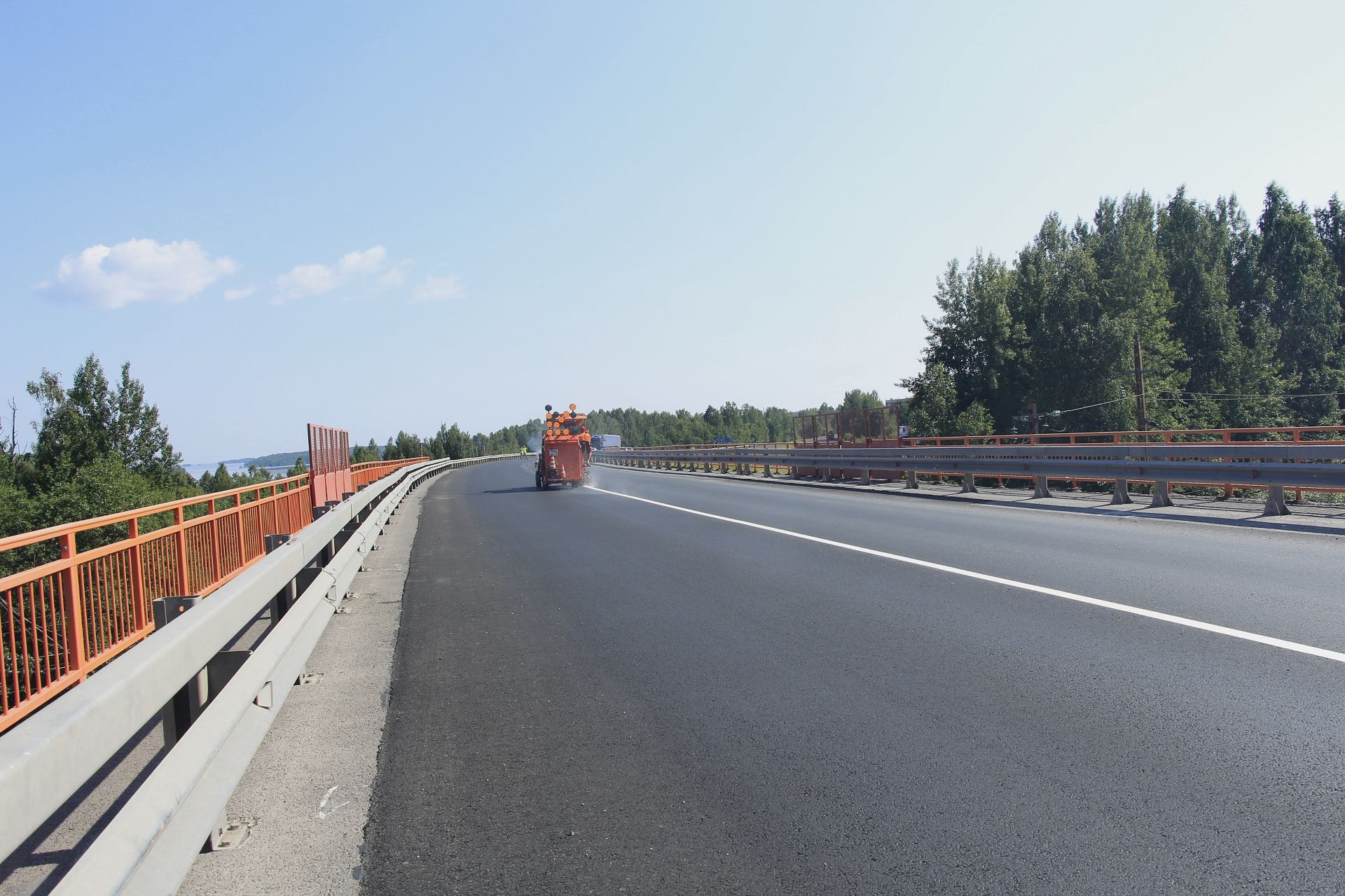 Несколько тысяч километров разметки нанесли дорожники на федеральных трассах в Карелии