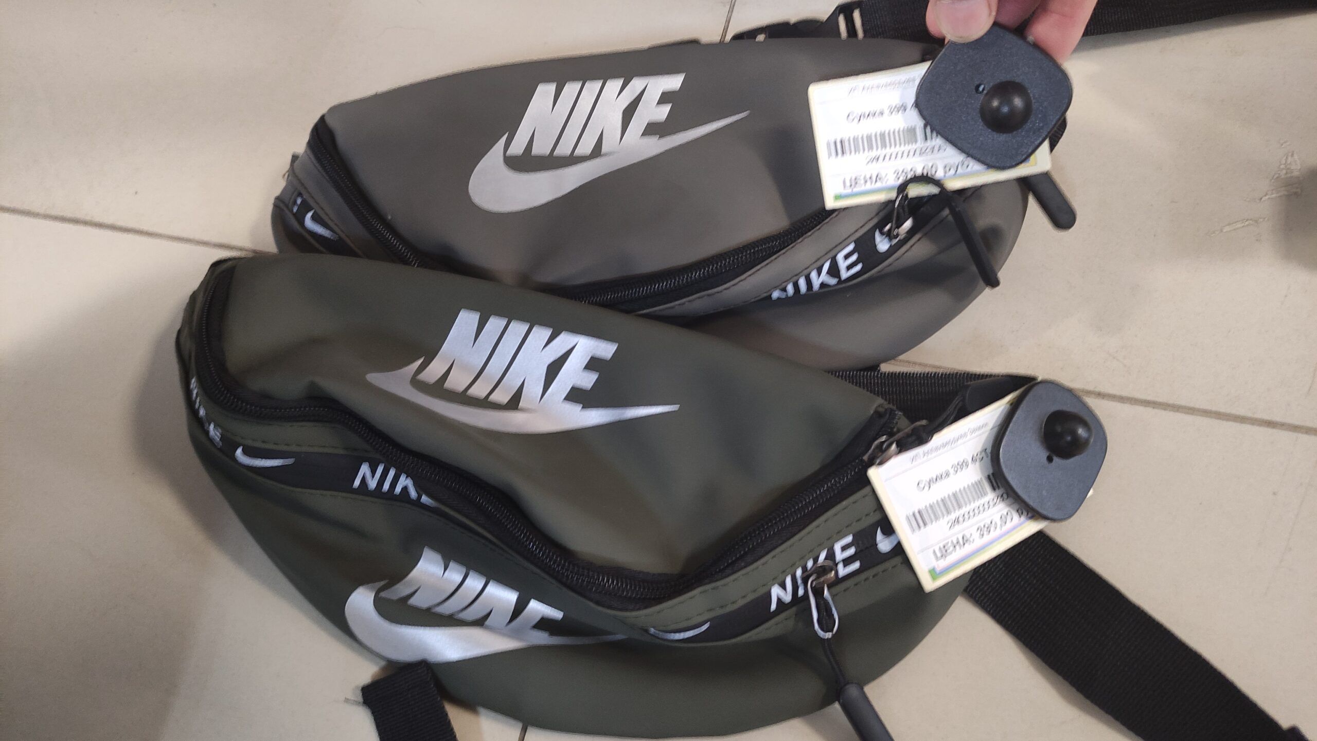 Контрафактные сумки и толстовки обнаружили в одном из торговых центров Петрозаводска