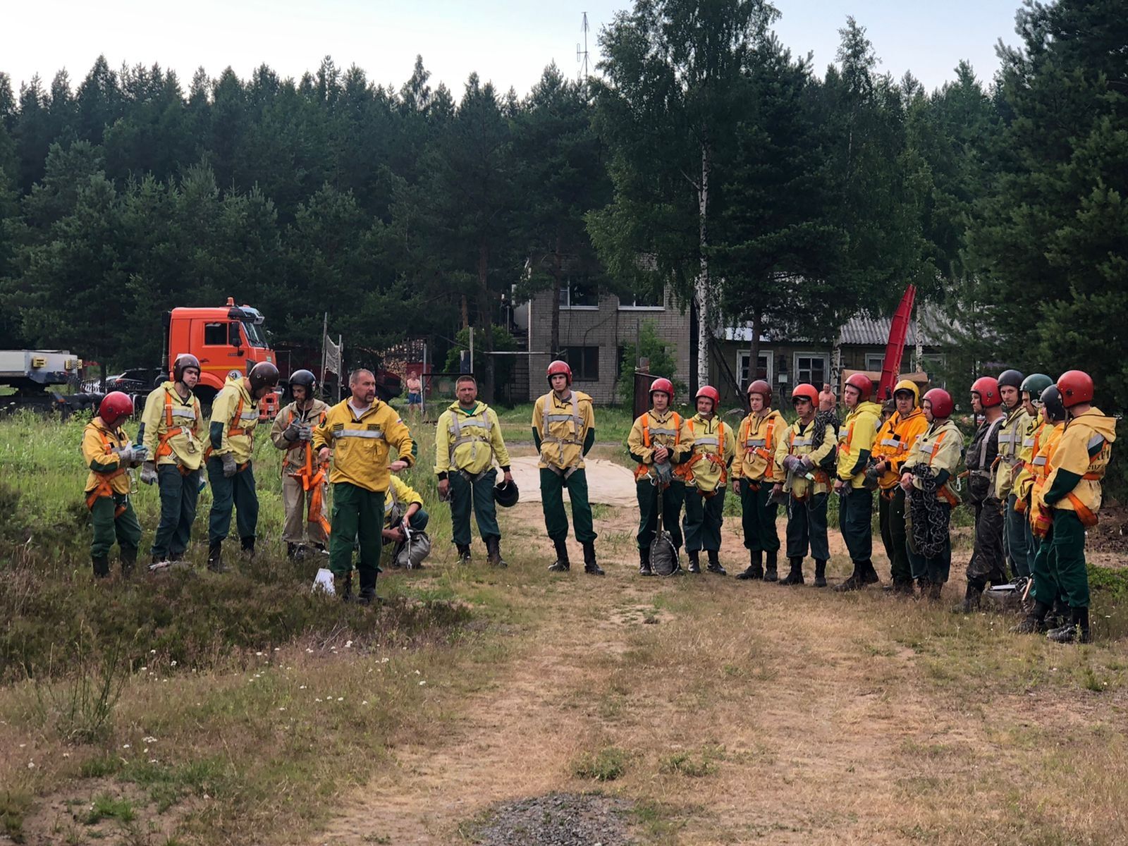 20 карельских лесных пожарных отправились в Коми, чтобы помочь в тушении лесных пожаров