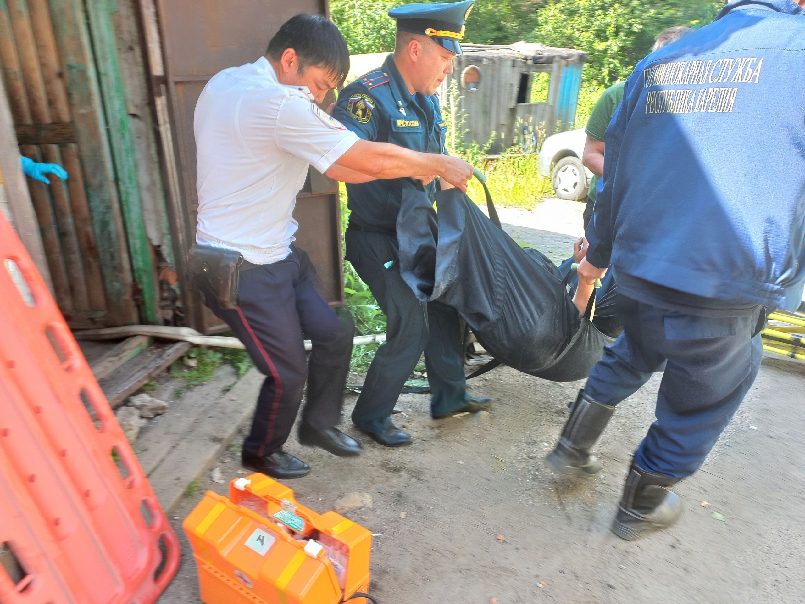 Суоярвские пожарные спасли из колодца двух мужчин