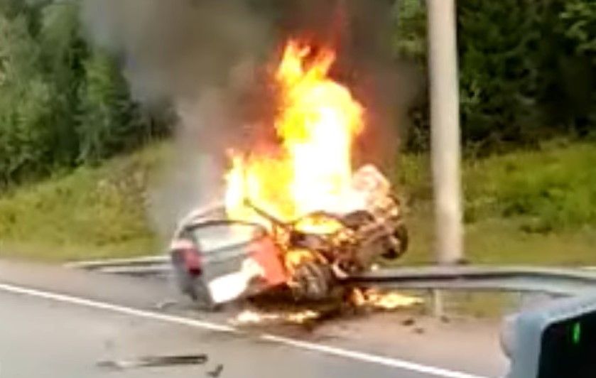 На трассе «Сортавала» в Карелии после аварии сгорел автомобиль На трассе «Сортавала» в Карелии после аварии сгорел автомобиль