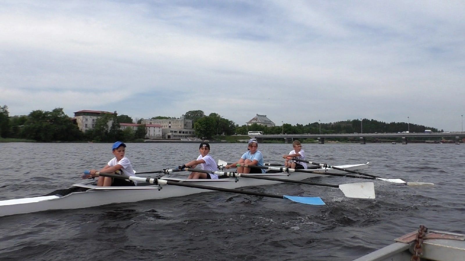Занятиям академической греблей мешают туристические компании
