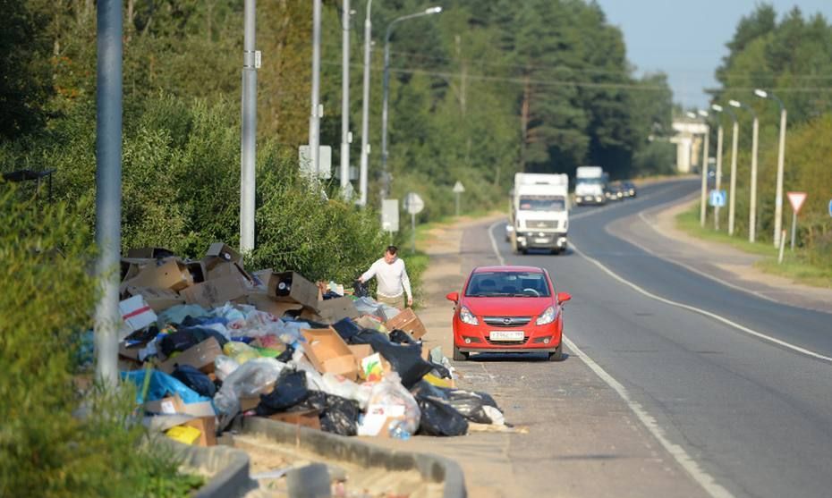 За выброс мусора из машины накажут автоматически