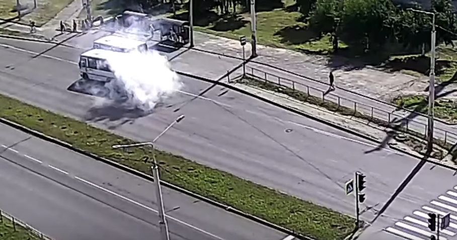 В Петрозаводске около остановки на Древлянке задымился пассажирский автобус