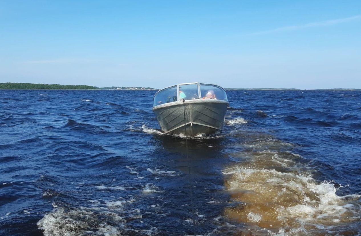 Катер с тремя взрослыми и ребенком чуть не унесло в открытое море в Карелии Катер с тремя взрослыми и ребенком чуть не унесло в открытое море в Карелии