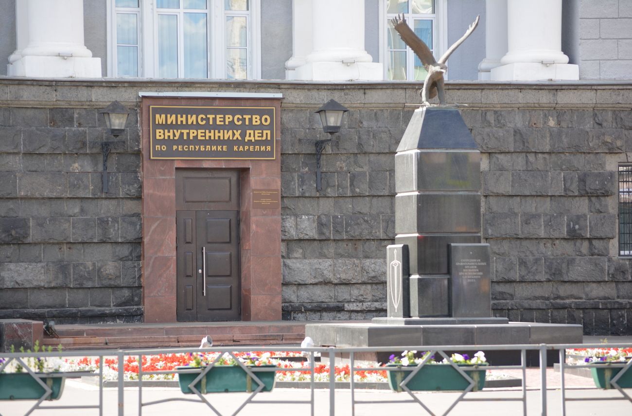 Петрозаводчанин совершил акт вандализма и напал на полицейского