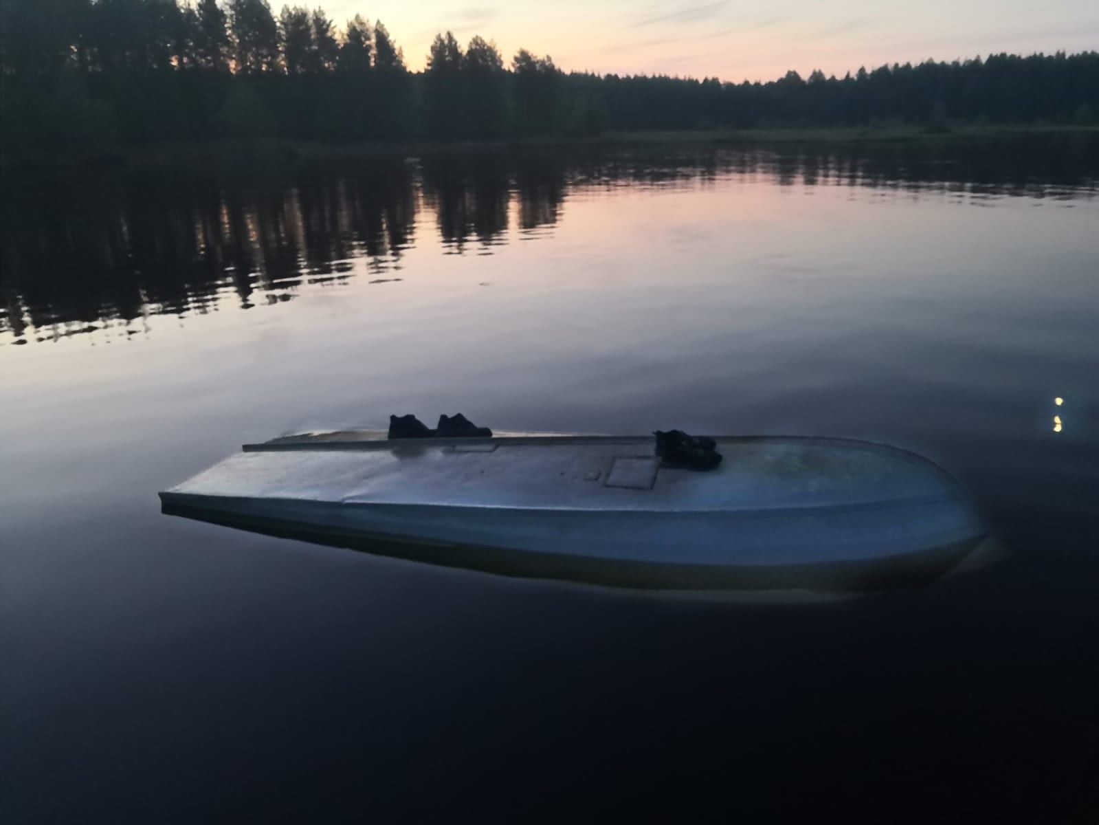 В Сегежском районе катер с тремя людьми врезался в опору моста и перевернулся