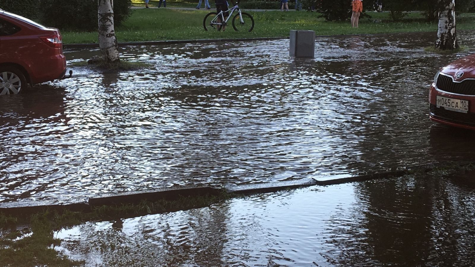 В Петрозаводске из-за аварии затопило часть набережной