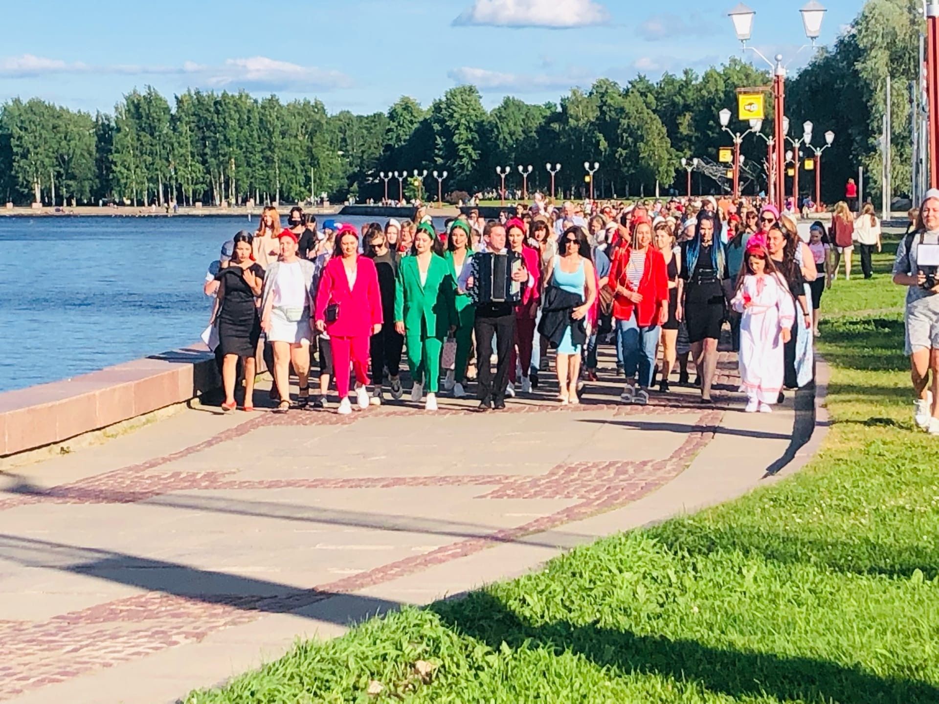 Участниц шествия в кокошниках просят вернуть головные уборы назад