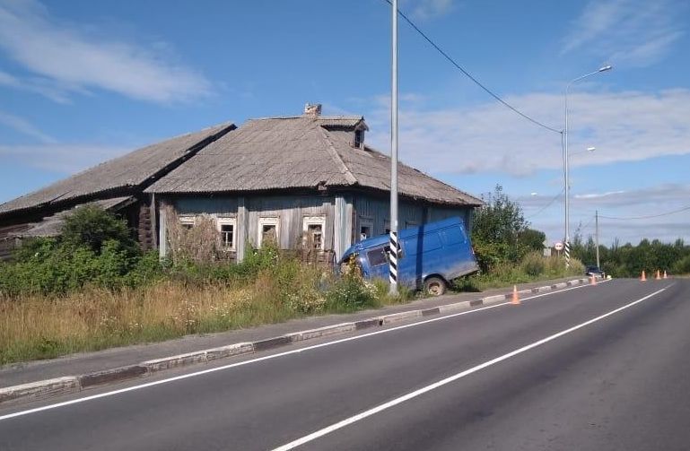 Пьяный водитель на «Газели» врезался в дом в Пудожском районе
