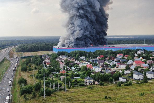 Серьезный пожар произошел на складе Ozon в Подмосковье