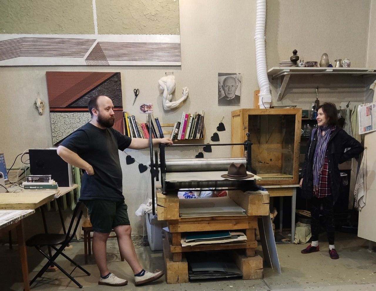 Московская художница работает над графической серией в Петрозаводске