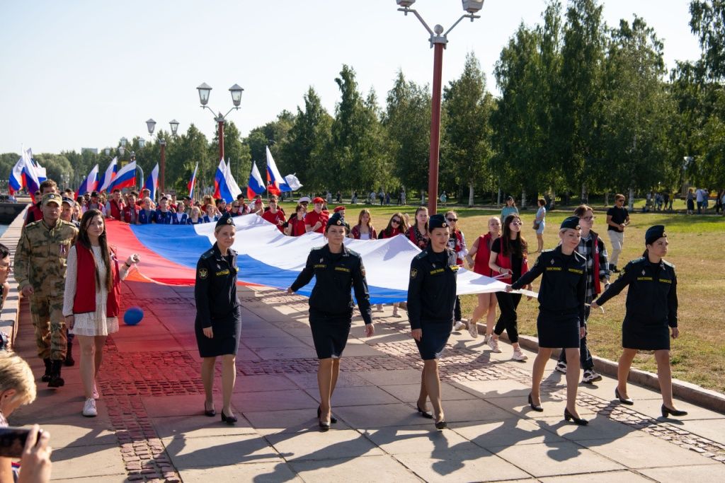 Более тысячи человек приняли участие в митинг-концерте в Петрозаводске в честь Дня флага России