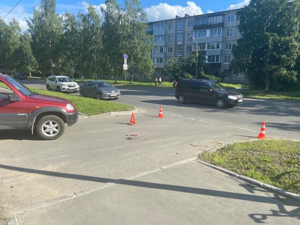 В Петрозаводске иномарка сбила девушку на велосипеде